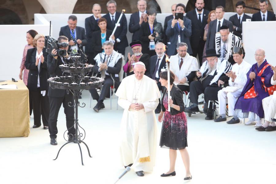 Accensione del candelabro alla Preghiera per la Pace di Assisi, Papa Francesco - 20 settembre 2016